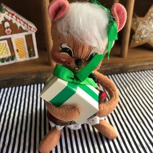 Vintage Annalee Mouse Doll w/Present 6”